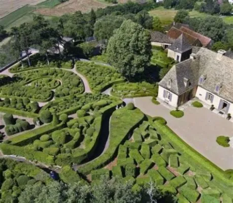 Les Jardins de Marqueyssac:  โอเอซิสของความงดงามเหนือ悬崖และพันธุ์ไม้ที่เบ่งบาน!