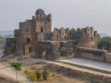  Qila Rohtas:  ย้อนรอยอดีตอันยิ่งใหญ่ในป้อมหินมนต์ขลัง!